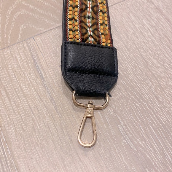 Reversible Black/Woven Fabric purse strap with gold tone hardware - Picture 8 of 9